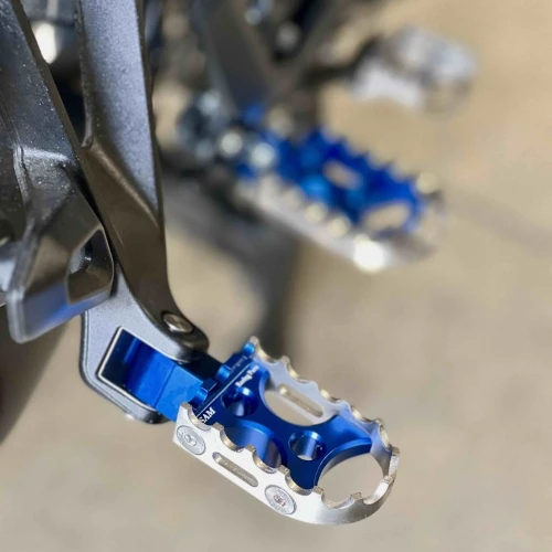 Coppia pedane per passeggero | corpo blu ed inserto argento | SAM Racing Parts