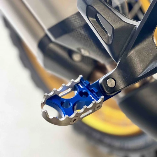 Coppia pedane per passeggero | corpo blu ed inserto argento | SAM Racing Parts