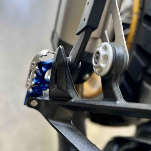 Coppia pedane per passeggero | corpo blu ed inserto argento | SAM Racing Parts